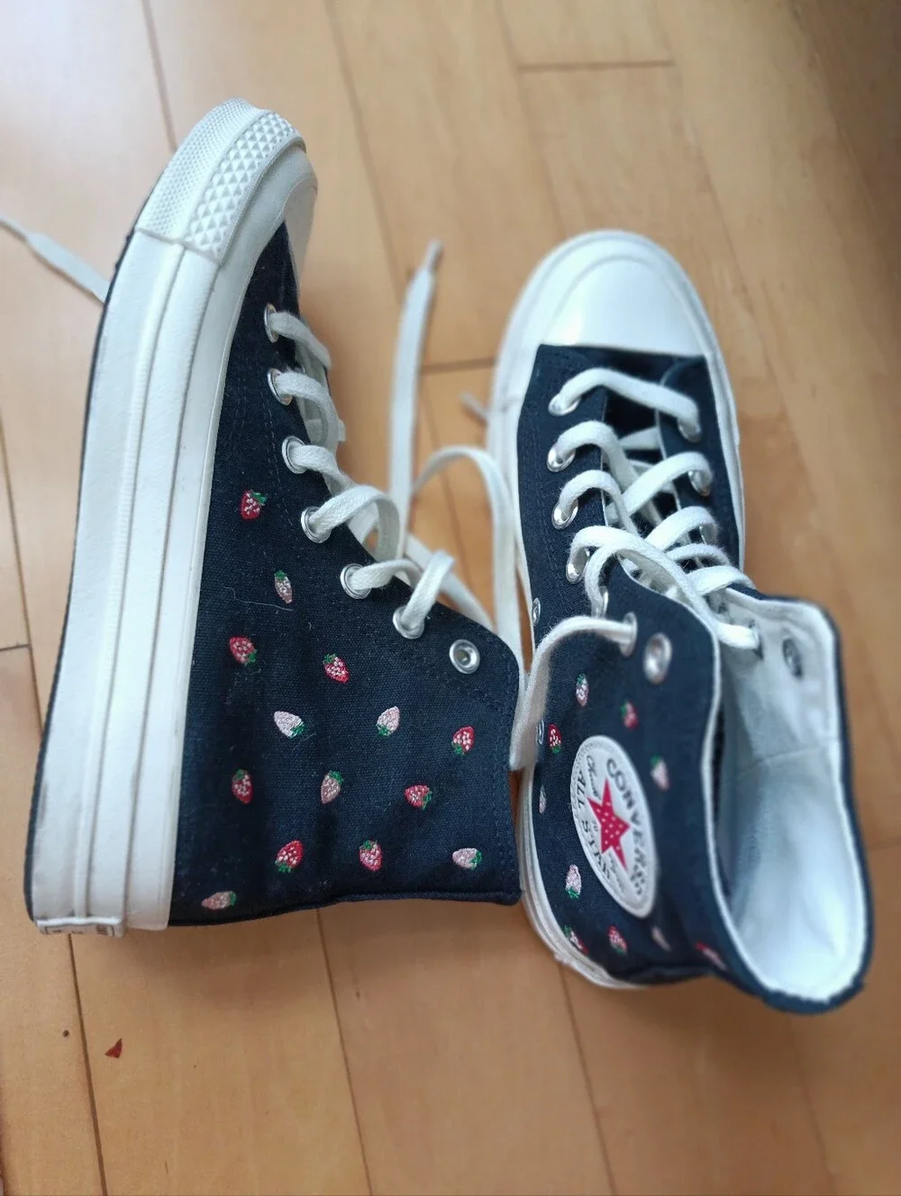 Canverse High-Top Sneakers Strawberry Embroidery Black Size 7